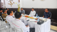 Wakil Bupati H Irfan Zubaidy dan OJK Provinsi NTB menggelar pertemuan khusus membahas penguatan Badan Usaha Milik Daerah (BUMD), di Restoran Anda Amahami Kota Bima, Kamis (8/5/2025).