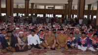 Wakil Bupati Bima, dr H Irfan Zubaidy foto bersama 540 Jemaah Calon Haji (JCH) Kabupaten Bima yang tergabung dalam Kloter 5 disela pelepasan di Masjid Agung Kabupaten Bima, Senin (5/5/2025).