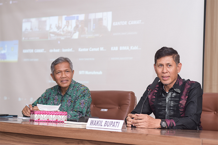 Wabup Bima, dr H Irfan didampingi Kepala Badan Perencanaan Pembangunan Daerah, Penelitian dan Pengembangan Kabupaten Bima saat memimpin rapat persiapan peluncuran program Selasa Menyapa di ruang rapat utama kantor Pemkab Bima, Kamis (15/5/2025).