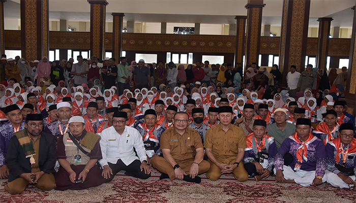 Wakil Bupati Bima, dr H Irfan Zubaidy foto bersama 540 Jemaah Calon Haji (JCH) Kabupaten Bima yang tergabung dalam Kloter 5 disela pelepasan di Masjid Agung Kabupaten Bima, Senin (5/5/2025).