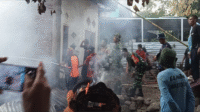 Petugas Damkar memadamkan sisa kebakaran di rumah panggung 16 tiang milik Ismail Abas (62 tahun), warga RT 12/04 Dusun Benteng Desa Tolowata Kecamatan Ambalawi Kabupaten Bima, NTB, Minggu (4/5/2025). Ilustrasi.