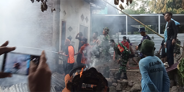 Petugas Damkar memadamkan sisa kebakaran di rumah panggung 16 tiang milik Ismail Abas (62 tahun), warga RT 12/04 Dusun Benteng Desa Tolowata Kecamatan Ambalawi Kabupaten Bima, NTB, Minggu (4/5/2025). Ilustrasi.