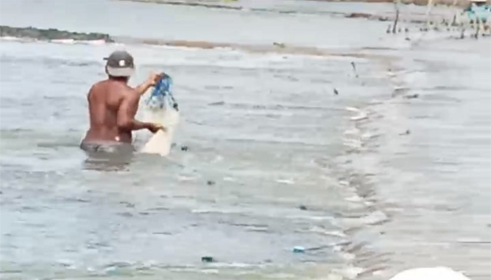 Kondisi tambak warga di Kecamatan Palibelo Kabupaten Bima saat digenangi banjir rob, Senin (26/5/2025)/ SC Berita11.com.