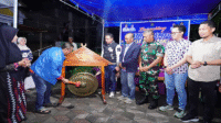 Wakil Wali Kota Bima Feri Sofiyan memukul gong menandai peluncuran Bank Sampah Gumilang Kelurahan Dara, Selasa (6/5/2025) malam. Kegiatan disaksikan Kepala Dinas Lingkungan Hidup, Dirut Pertamina, Kapolsek Rasanae Barat, Danramil 1608-01, Camat Rasanae Barat, serta Lurah Dara.