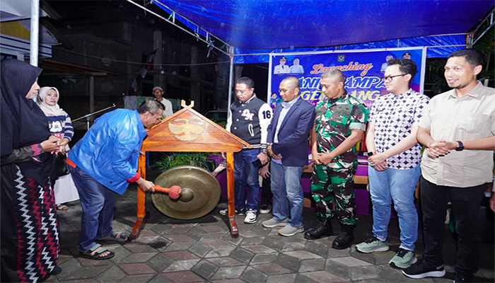 Wakil Wali Kota Bima Feri Sofiyan memukul gong menandai peluncuran Bank Sampah Gumilang Kelurahan Dara, Selasa (6/5/2025) malam. Kegiatan disaksikan Kepala Dinas Lingkungan Hidup, Dirut Pertamina, Kapolsek Rasanae Barat, Danramil 1608-01, Camat Rasanae Barat, serta Lurah Dara.