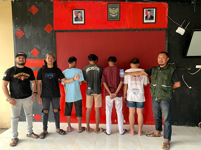 Empat pemuda di Kota Bima yang diringkus polisi karena terlibat kasus pencurian tas milik penumpang bus AKAP yang turun di terminal Dara Kota Bima.