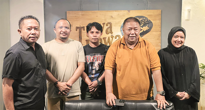 Admin Pojok NTB M Fihiruddin dan Direktur Mi6 NTB, Bambang Mei Finarwanto beserta punggawa.