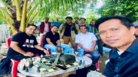 Suasana diskusi dan ngopi bareng Rektor UM Bima didampingi Kepala Humas dan Infokom UM Bima dengan sejumlah pemimpin redaksi media dan awak redaksi media di lokasi rencana pembangunan home stay kampus 2 UM Bima, Sabtu (12/5/2025).