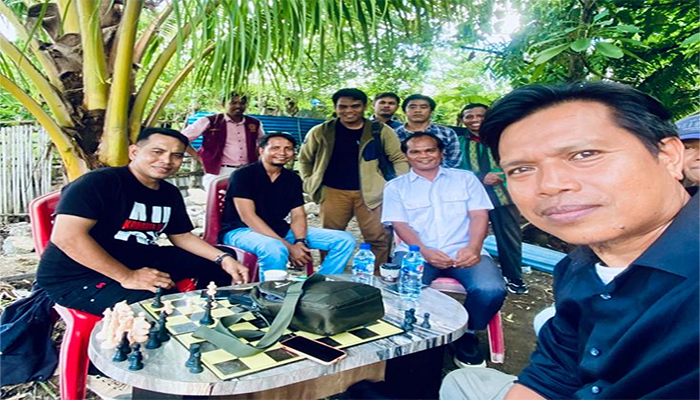 Suasana diskusi dan ngopi bareng Rektor UM Bima didampingi Kepala Humas dan Infokom UM Bima dengan sejumlah pemimpin redaksi media dan awak redaksi media di lokasi rencana pembangunan home stay kampus 2 UM Bima, Sabtu (12/5/2025).