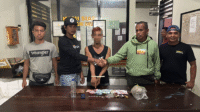 Kapolsek Bolo AKP Nurdin dan personil Polsek Bolo foto bersama terduga penadah sekaligus pemilik sejumlah barang bukti yang diduga sabu-sabu, Kamis (15/5/2025) dini hari.