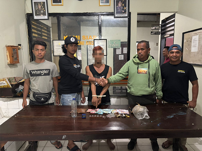 Kapolsek Bolo AKP Nurdin dan personil Polsek Bolo foto bersama terduga penadah sekaligus pemilik sejumlah barang bukti yang diduga sabu-sabu, Kamis (15/5/2025) dini hari.