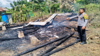 Puing-puing rumah korban di Dusun Tambora Desa Oi Bura Kecamatan Tambora Kabupaten Bima setelah dilahap si jago merah, Kamis (8/5/2025) siang.
