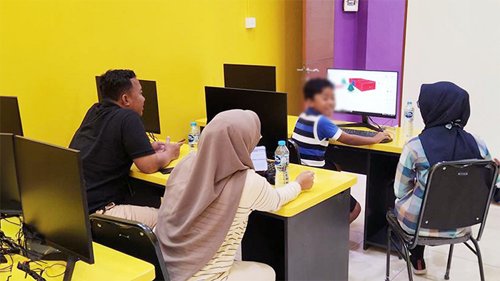 Algonova Indonesia hadir dengan program pembelajaran yang tidak hanya mengajarkan coding dan STEM (Sains, Teknologi, Teknik, dan Matematika), tetapi juga mengembangkan keterampilan sosial yang esensial seperti komunikasi, kreativitas, kerja tim, dan adaptabilitas.