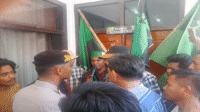 Massa HMI MPO Kabupaten Bima saat merangsek hingga di depan ruangan Ketua DPRD Kabupaten Bima, Kamis (8/5/2025).