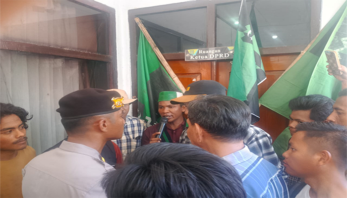 Massa HMI MPO Kabupaten Bima saat merangsek hingga di depan ruangan Ketua DPRD Kabupaten Bima, Kamis (8/5/2025).