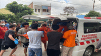Petugas Indonesia Automatic Fingerprint Identification System (INAFIS) Kepolisian Resor Bima Kota mengevakuasi jenazah dari lokasi penemuan ke mobil jenazah untuk dibawa ke RSUD, Minggu I11/5/2025).
