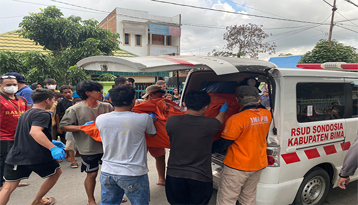 Petugas Indonesia Automatic Fingerprint Identification System (INAFIS) Kepolisian Resor Bima Kota mengevakuasi jenazah dari lokasi penemuan ke mobil jenazah untuk dibawa ke RSUD, Minggu I11/5/2025).