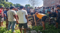 Warga saat bergotong royong membongkar makam almarhumah Nurma binti H Mansyur di Dusun Dore, Desa Simpasai, Kecamatan Woja, Kabupaten Dompu, Sabtu (10/5/2025). Pembongkaran makam karena sengketa lahan. Foto Udin/ Berita11.com.