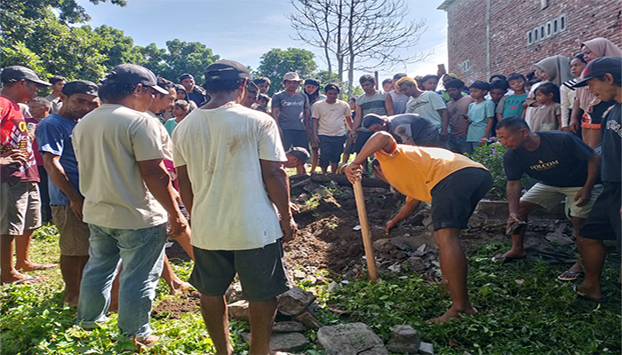 Warga saat bergotong royong membongkar makam almarhumah Nurma binti H Mansyur di Dusun Dore, Desa Simpasai, Kecamatan Woja, Kabupaten Dompu, Sabtu (10/5/2025). Pembongkaran makam karena sengketa lahan. Foto Udin/ Berita11.com.