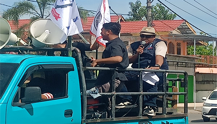 Ketua Konsolidasi DPC FSBSI Bima, Aris Munandar saat berorasi dalam konvoi menuju kantor Pemkot Bima, Senin (5/5/2025) lalu.