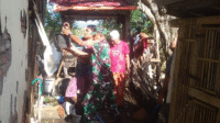 Sejumlah warga berupaya memadamkan api yang membakar ruangan tengah perumahan guru di SDN 2 Wora Desa Nangawera Kecamatan Wera Kabupaten Bima, Selasa (13/5/2025) sore.