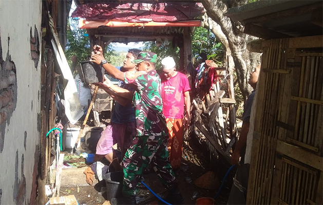 Sejumlah warga berupaya memadamkan api yang membakar ruangan tengah perumahan guru di SDN 2 Wora Desa Nangawera Kecamatan Wera Kabupaten Bima, Selasa (13/5/2025) sore.
