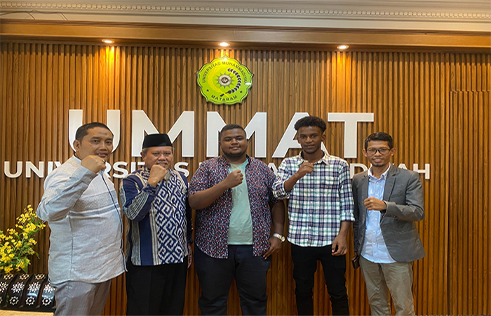 Rektor UMMAT Drs Abdul Wahab MA (tengah) bersama civitas akademika Universitas Muhammadiyah Mataram.