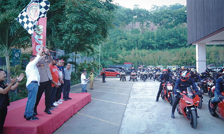 Wali Kota Bima H A Rahman H Abidin melepas rombongan Ride with Ducati from Bima to Mandalika dalam seremoni yang berlangsung di halaman Hotel Marina Inn, sekira pukul 06.00 Wita, Jumat (2/5/2025).