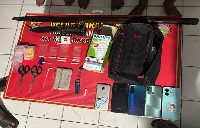 Sejumlah barang bukti yang diamankan aparat kepolisian saat menggerebek rumah terduga pengedar sabu-sabu di Desa Cempi Jaya Kecamatan Hu’u Kabupaten Dompu, Rabu (26/6/2025).
