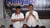 Bupati Bima Ady Mahyud dan Wakil Bupati H Irfan menyapa elemen masyarakat saat diskusi Ngopi Bareng Anak Muda dalam rangkaian program Selasa Menyapa di Kecamatan Wawo Kabupaten Bima, Senin (23/6/2025) lalu.