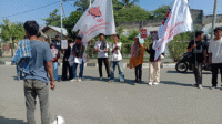 Suasana unjuk rasa massa Kesatuan Perjuangan Rakyat (KPR) NTB yang dipimpin Fardan menggelar aksi unjuk rasa di depan kantor DPRD Kabupaten Bima di Jl Gatot Soebroto Kelurahan Penatoi Kota Bima, Rabu (18/6/2025) pagi.