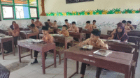 Siswa di SDN Inpres Monggo Kecamatan Madapangga Kabupaten Bima menikmati Makan Bergizi Gratis (MBG) yang disalurkan SPPG Temba Romba Madapangga, beberapa hari lalu. Sekolah mendukung penuh program MBG.