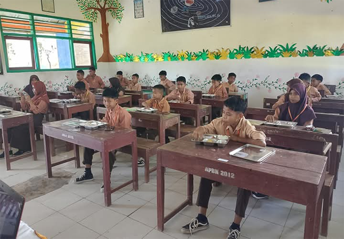 Siswa di SDN Inpres Monggo Kecamatan Madapangga Kabupaten Bima menikmati Makan Bergizi Gratis (MBG) yang disalurkan SPPG Temba Romba Madapangga, beberapa hari lalu. Sekolah mendukung penuh program MBG.