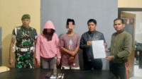 Dua warga Kota Bima terduga pengguna dan pengedar sabu-sabu yang berhasil digerebek Unit Intelijen Kodim 1608/ Bima dan Babinsa Koramil Rasanae disertai barang bukti, Kamis (19/6/2025) dini hari.