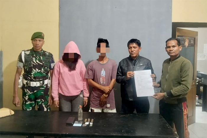 Dua warga Kota Bima terduga pengguna dan pengedar sabu-sabu yang berhasil digerebek Unit Intelijen Kodim 1608/ Bima dan Babinsa Koramil Rasanae disertai barang bukti, Kamis (19/6/2025) dini hari.