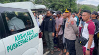 Kapolres Dompu, AKPB Sodikin Fahrojin Nur yang didampingi sejumlah PJU Dompu menyaksikan evakuasi korban yang hendak dibawa ke RSUD Dompu untuk divisum et repertum, Sabtu (7/5/2025) pagi.