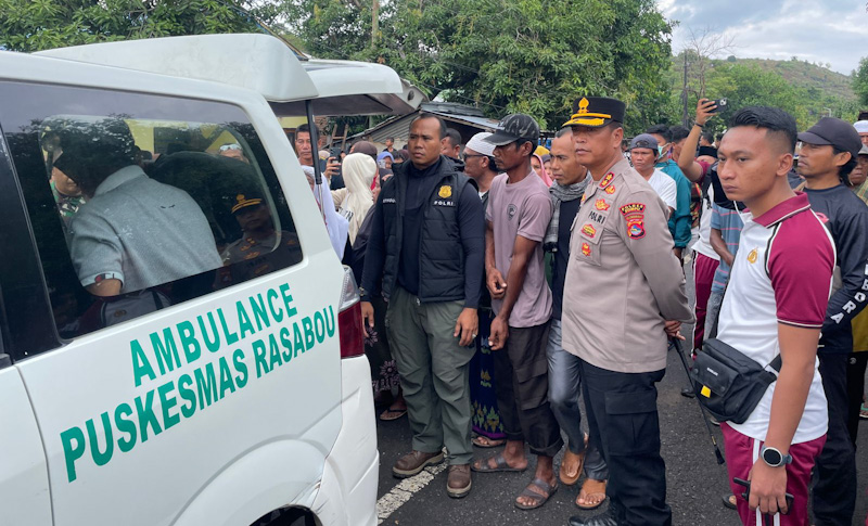 Kapolres Dompu, AKPB Sodikin Fahrojin Nur yang didampingi sejumlah PJU Dompu menyaksikan evakuasi korban yang hendak dibawa ke RSUD Dompu untuk divisum et repertum, Sabtu (7/5/2025) pagi.