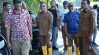 Wali Kota Bima, H A Rahman H Abidin dan Wakil Wali Kota Bima, Feri Sofiyan saat memimpin gotong royong massal bersama seluruh OPD lingkup Kota Bima, Senin, 16 Juni 2025.