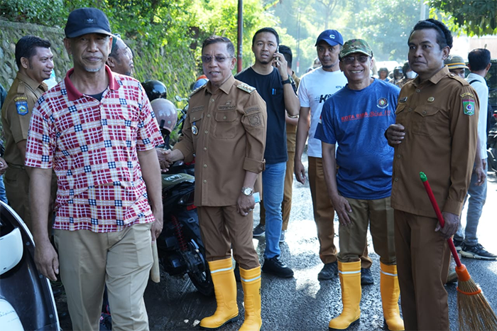 Wali Kota Bima, H A Rahman H Abidin dan Wakil Wali Kota Bima, Feri Sofiyan saat memimpin gotong royong massal bersama seluruh OPD lingkup Kota Bima, Senin, 16 Juni 2025.