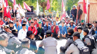 Ratusan mahasiswa dari sejumlah OKP yang terhimpun dalam Cipayung Plus Bima saat audiensi terbuka di depan Mako Polres Bima Senin (3/5/2025).