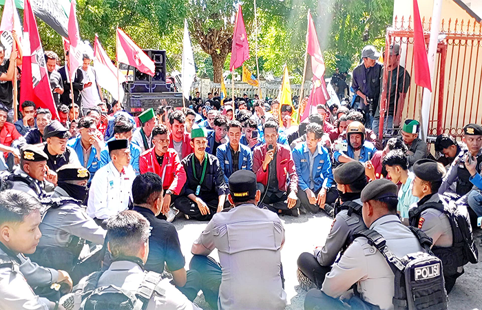 Ratusan mahasiswa dari sejumlah OKP yang terhimpun dalam Cipayung Plus Bima saat audiensi terbuka di depan Mako Polres Bima Senin (3/5/2025).