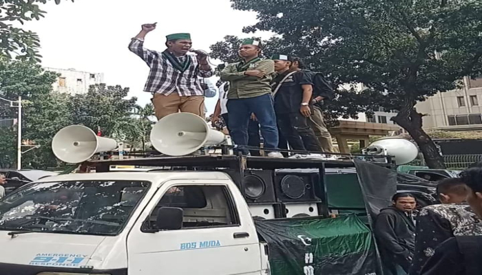 Ketua HMI MPO Cabang Kabupaten Bima, Al Faruq berorasi saat unjuk rasa di depan kantor Kementerian ESDM RI di Jl Medan Merdeka Selatan, Gambir, Jakarta Pusat, Selasa (10/6/2025).