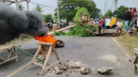 Kondisi ruas jalan negara Lintas Bima-Sumbawa yang ditutup massa Jumat (20/6/2025) siang. Massa yang dipimpin ibu korban penganiayaan menuntut terduga pelaku penusukan pelajar ditangkap.
