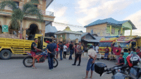 Suasana saat massa menutup ruas jalan negara Lintas Bima-Sumbawa di sekitar persimpangan Desa Bolo Kecamatan Madapangga Kabupaten Bima, Rabu (18/6/2025) sore.