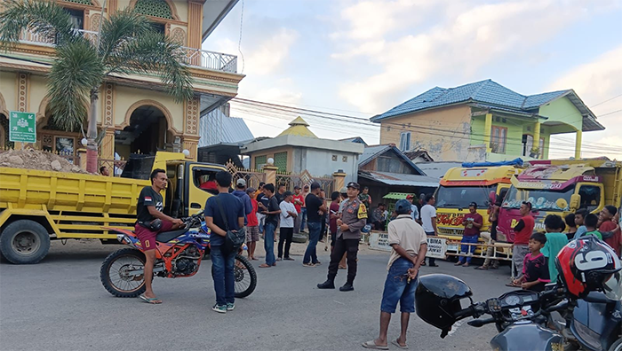 Suasana saat massa menutup ruas jalan negara Lintas Bima-Sumbawa di sekitar persimpangan Desa Bolo Kecamatan Madapangga Kabupaten Bima, Rabu (18/6/2025) sore.