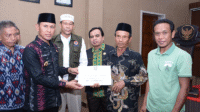 Wakil Bupati Bima Irfan Zubaidy menyerahkan secara simbolis kepada enam warga terdampak bencana alam di wilayah Kabupaten Bima