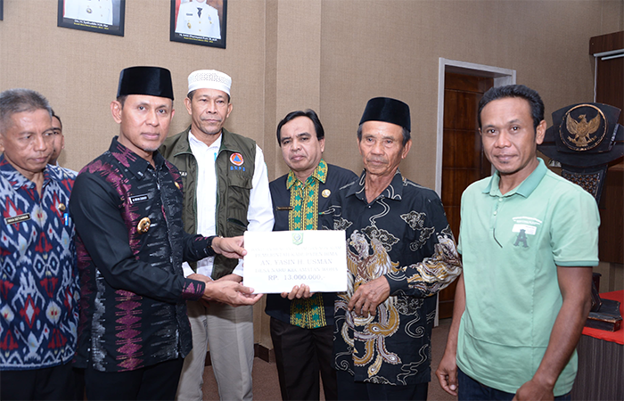 Wakil Bupati Bima Irfan Zubaidy menyerahkan secara simbolis kepada enam warga terdampak bencana alam di wilayah Kabupaten Bima