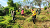 Bhabikantibmas di wilayah hukum Polsek Soromandi dan sejumlah elemen bahu membahu membersihkan TPU Desa Bajo Kecamatan Soromandi Kabupaten Bima pada kegiatan Bakti Sosial Religi menyambut Hari Bhayangkara 2025 yang digelar Polsek Soromandi, Sabtu (14/6/2025).