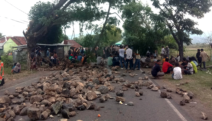 Kondisi jalan negara Lintas Bima Sumbawa di Desa Donggobolo Kecamatan Woha Kabupaten Bima Nusa Tenggara Barat saat aksi blokade oleh kerabat mahasiswa yang dibunuh di Kota Bima.