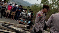 Suasana saat ruas Jalan Lintas Desa Nanga Wera Kecamatan Wera Kabupaten Bima, Nusa Tenggara Barat, ditutup oleh massa, Kamis (19/6/2025). Mereka menuntut aparat segera menangkap terduga pembakar rumah dan sepeda motor warga setempat.